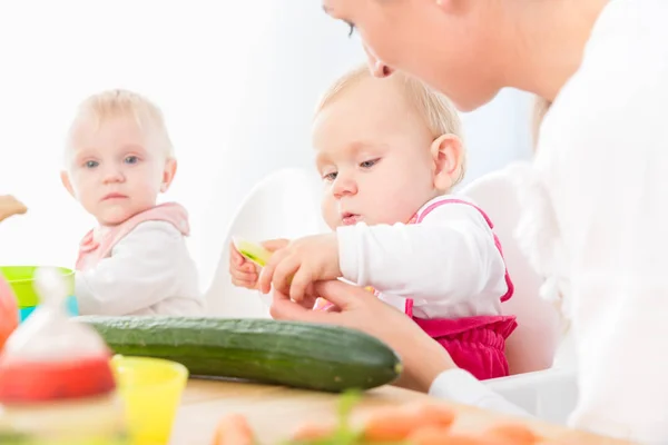 Mignonne bébé fille manger de la nourriture solide saine dans une garderie moderne — Photo