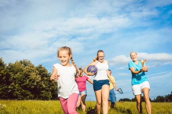 Jugar en familia, correr y hacer deporte en verano — Foto de Stock