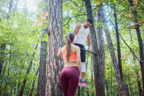 Sterke man en atletische vrouw doen fitness oefening buitenshuis — Stockfoto