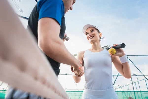 Tenisz játékos férfi és a nő így kézfogás-meccs után — Stock Fotó