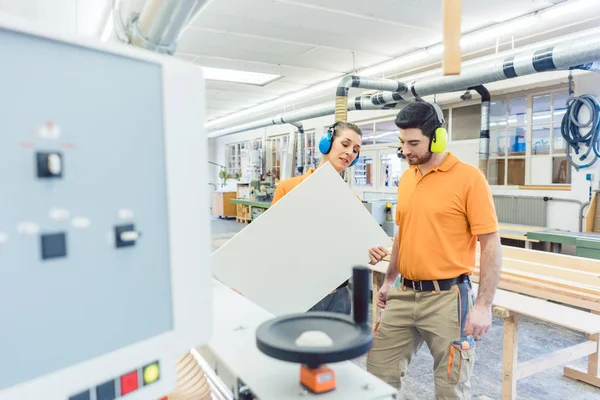 Timmerman in meubels fabriek inspecteren stuk in QA- — Stockfoto