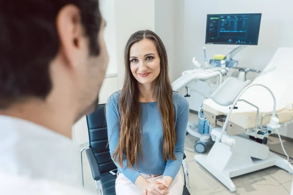 Mulher visitando o médico ginecologista — Fotografia de Stock