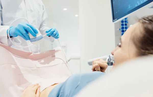 Nőgyógyász kísérlet beteg ultrahangos vizsgálata — Stock Fotó