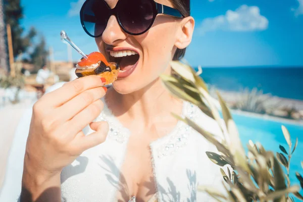 Kvinna njuta av maten vid poolen catering i beach house — Stockfoto