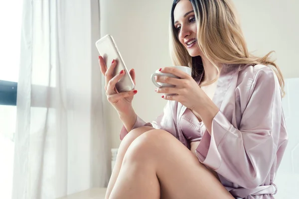 Žena kontrolu její telefon ráno na zprávy — Stock fotografie