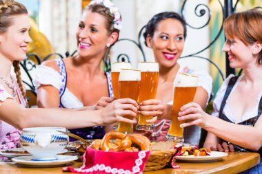 Buğday bira Bavyera pub ile toasting kızlar