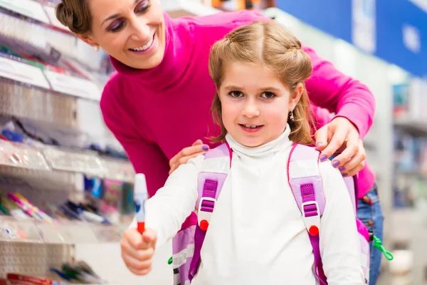 Familjen att köpa skolan levererar i pappershandel — Stockfoto