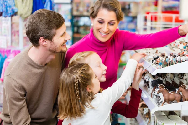 Familie kauft Spielzeug im Spielwarenladen — Stockfoto