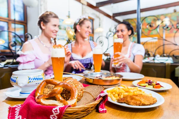 Mulheres almoçando no restaurante bávaro — Fotografia de Stock