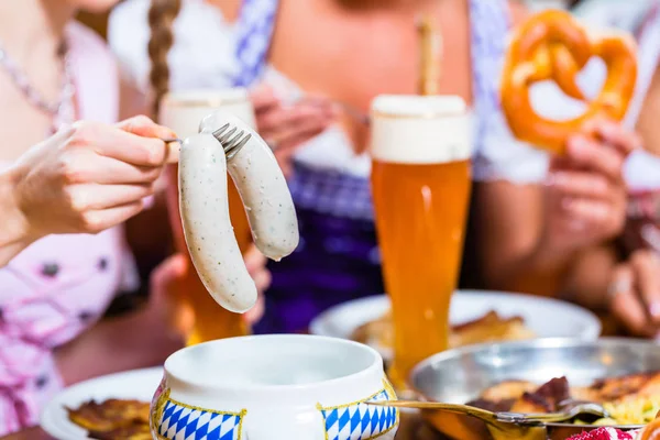 Flickor i bayersk restaurang med frukost — Stockfoto