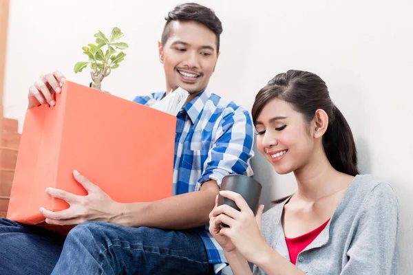 Pareja indonesia tomando un descanso para tomar café durante la reubicación —  Fotos de Stock