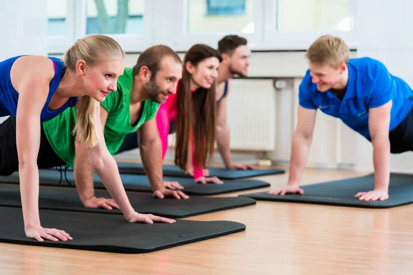 Trening grupy w gimnazjum w fizjoterapii — Zdjęcie stockowe