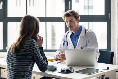 Genç Doktor hastasına önem ile dinleme adamış