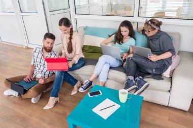 Gençler modern bir hub bir işbirlikçi ofis mekanları paylaşımı