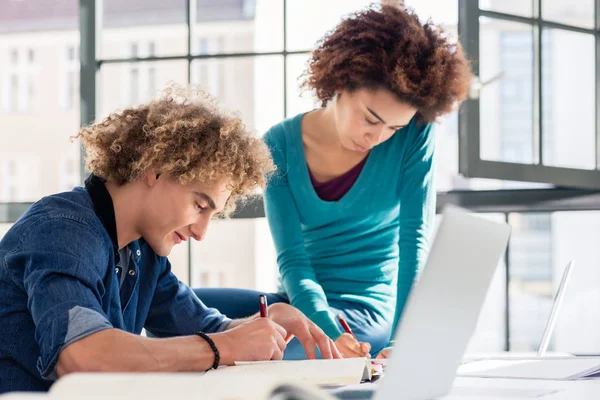 Estudiante creativo escribiendo observaciones e ideas para una tarea —  Fotos de Stock