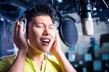 Kayıt stüdyosu şarkıda üreten Asya erkek şarkıcı
