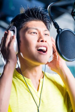 Kayıt stüdyosu şarkıda üreten Asya erkek şarkıcı