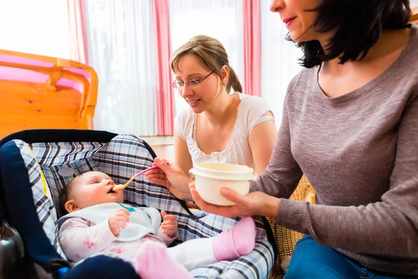 Mãe alimentando bebê na prática da parteira — Fotografia de Stock