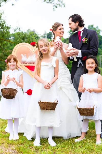 Boda pareja y flor niños con palomas — Foto de Stock