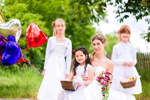 Невеста с девушками как подружки невесты, цветы и воздушные шары — стоковое фото