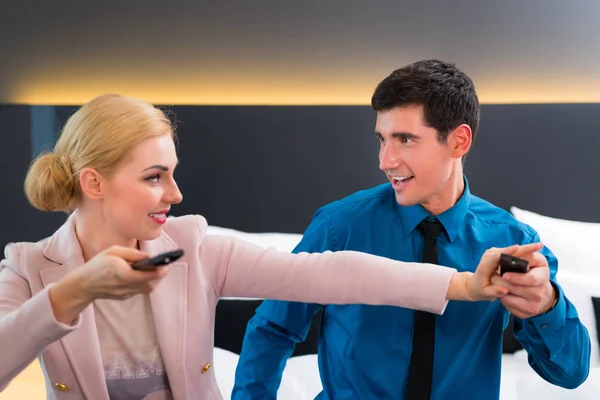 Pareja Feliz Cambiando Televisión Con Control Remoto Habitación Del Hotel — Foto de Stock