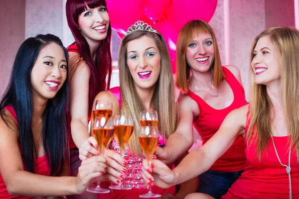 Ženy mají bachelorette party v nočním klubu — Stock fotografie