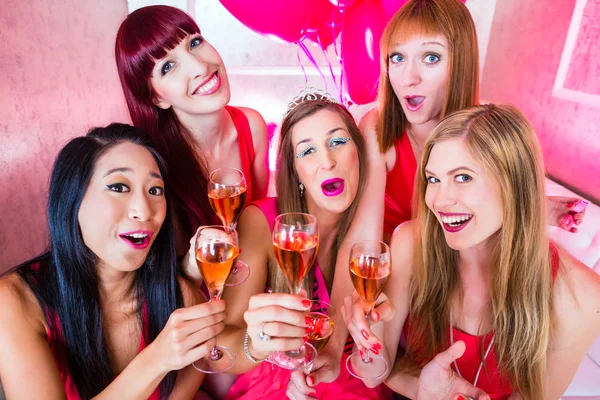 Ženy mají bachelorette party v nočním klubu — Stock fotografie