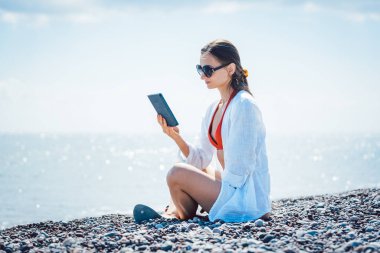 Kadın ebook denizin kenarında bir roman okuma
