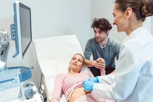 Paar in reproductie kliniek gelukkig als de vrouw pregnan is — Stockfoto