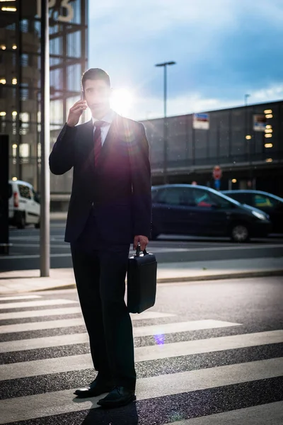 Hombre de negocios usando el teléfono en la noche al aire libre — Foto de Stock