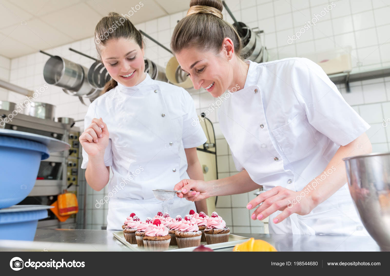 Кондитер в цеху. Пекарь в кондитерский цех. Упаковщик кондитерский цех. Кондитерские изделия в цехе. Работать кондитерским цеху.