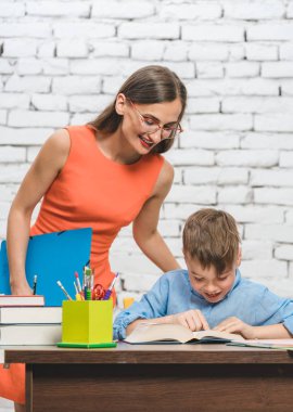 Anne oğlu okul ödevlerini yapmak için yardım