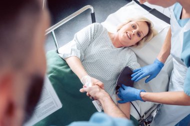 Doktor tebrik hasta tedavi başlamadan önce