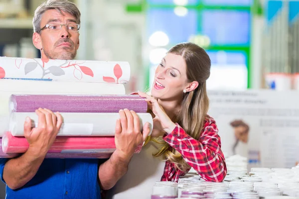 Heimwerker-Paar kauft Tapeten im Baumarkt — Stockfoto