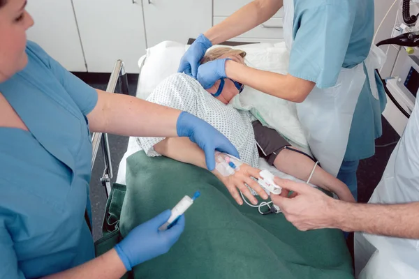 Ärzteteam bereitet sich auf Endoskopie vor — Stockfoto