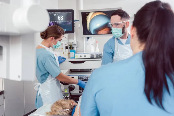 Equipe de médicos no hospital na endoscopia examinando imagens — Fotografia de Stock