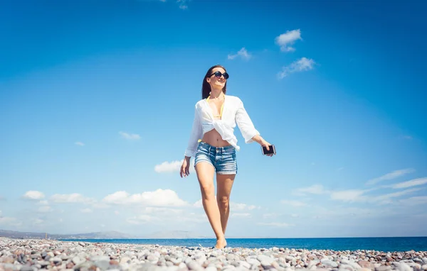 Kvinna promenader på stranden — Stockfoto