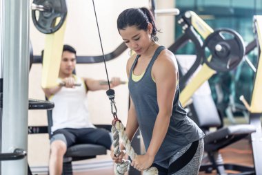 Kablo ip triceps uzantısı egzersiz genç kadın tespit