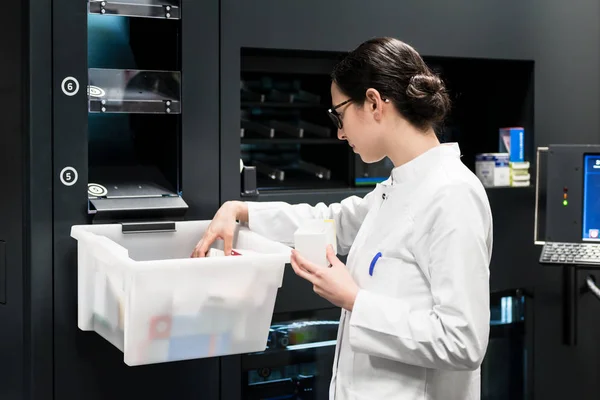 Farmacista scegliere i migliori farmaci durante il lavoro in farmacia — Foto Stock