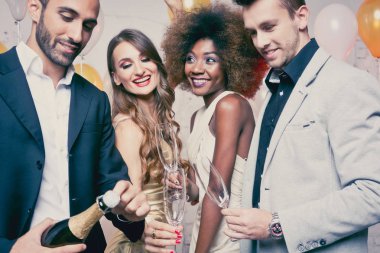 Adam kutlama şampanya şişesinde kulüpte açma