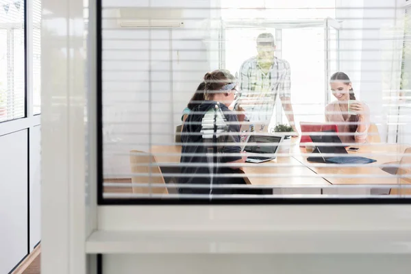 Крупним планом внутрішнє вікно сучасного робочого вузла зі спільними офісами — стокове фото