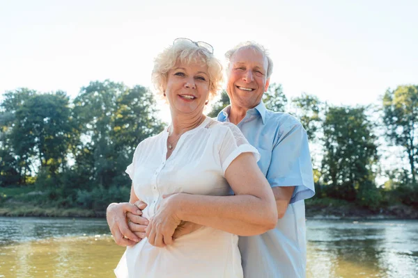 Romantische Senioren genießen einen gesunden und aktiven Lebensstil — Stockfoto