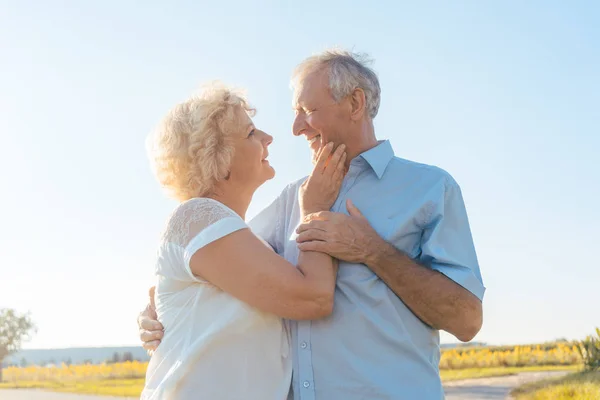 Romantyczny starszych para korzystających zdrowia i przyrody w słoneczny dzień — Zdjęcie stockowe