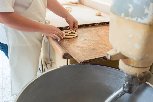 Közelkép a baker pékség alkotó perec kenyér — Stock Fotó