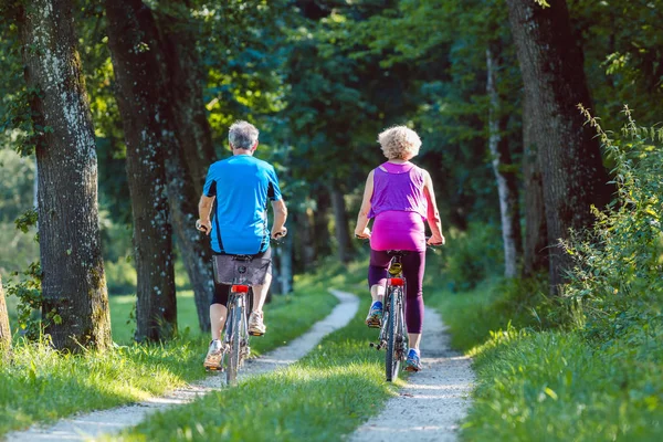 Full Length Happy Active Senior Couple Wearing Cool Fitness Outfits — Stock Photo, Image