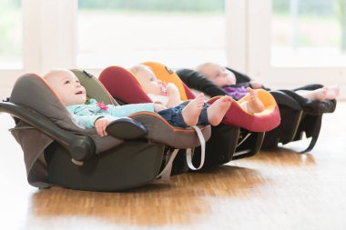 Bebek grubundaki yeni doğmuş bebekler bebek kabuklarında yatıyor.