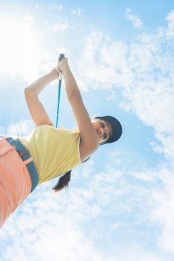 Demir kulübü oynarken sahip kadın profesyonel oyuncu