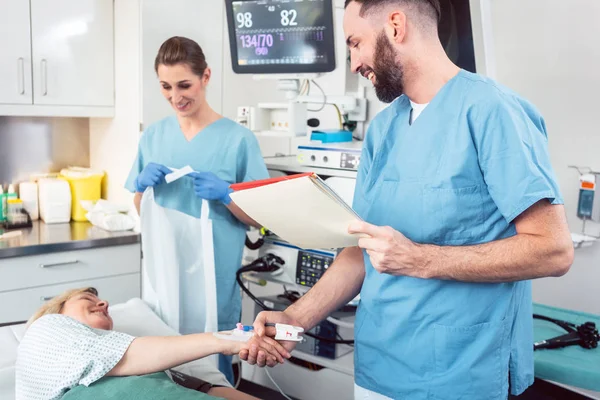 Médico cumprimentando o paciente antes de iniciar o tratamento — Fotografia de Stock