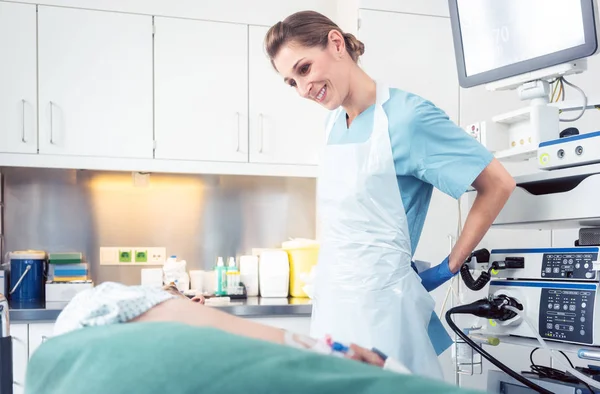 Медсестра готовит себя и пациента к эндоскопии — стоковое фото