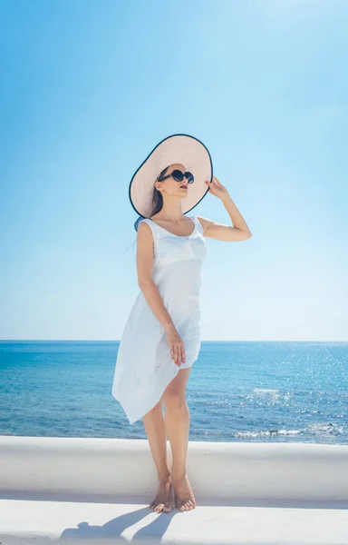 Kvinna som njuter av solen i Grekland — Stockfoto